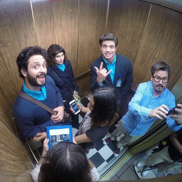 La actriz es 8 años mayor que él, pero eso no ha sido problema para el ex RBD, pues ha tenido parejas más grandes.