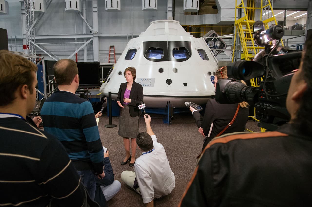 Ochoa informa a los medios de comunicación sobre el progreso de la construcción de la nave Orion, que se encuentra de fondo.