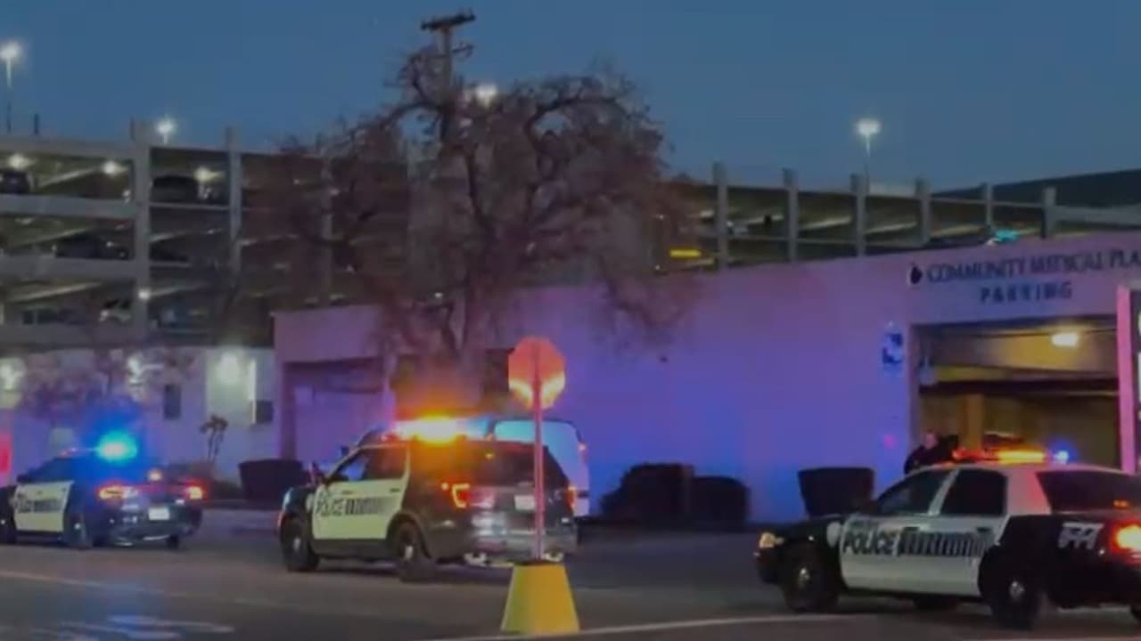 Decenas de patrullas de diferentes cuerpos policiacos acompañaron el vehículo donde transportaban el cuerpo del oficial caído.