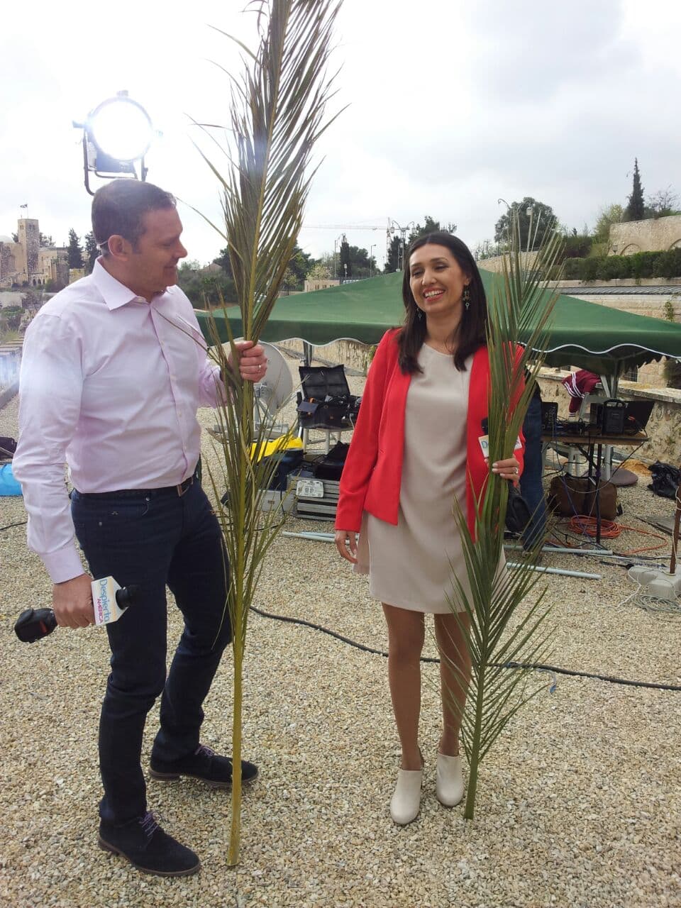 Alan en Tierra Santa acompañado de Alejandra Castellanos, su brazo derecho en esta aventura.