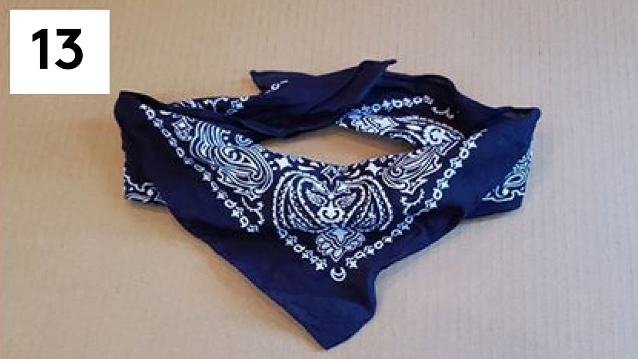 <b>Bandana: </b>Este material ha sido utilizado por muchos como un tipo de cobertura facial; sin embargo, el estudio de Duke University advierte que casi 0.6 gotas respiratorias fueron transmitidas con este tipo de material. De esta manera, lo convierte en una de las peores opciones para protegerse del covid-19.
