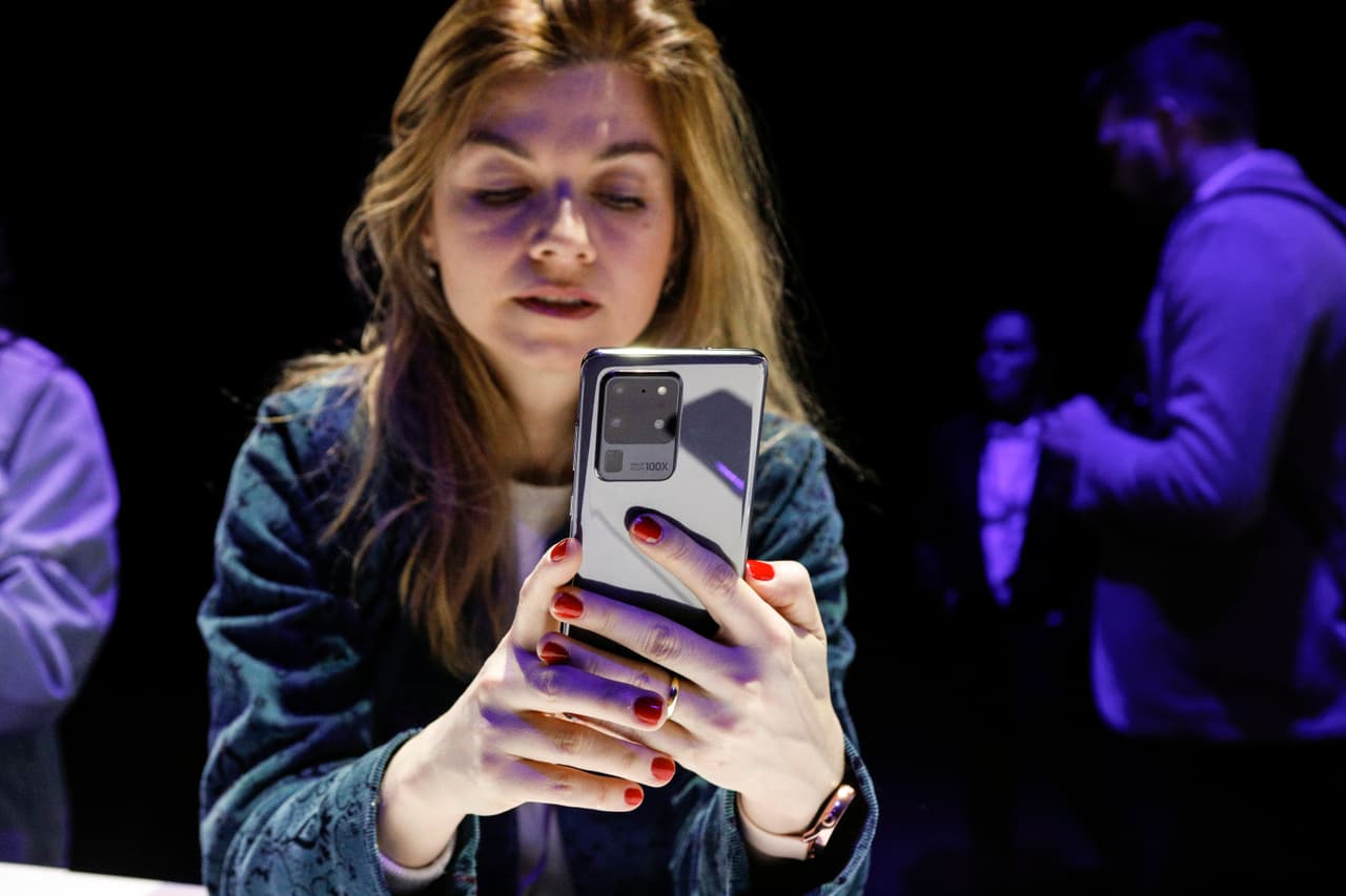 “El teléfono de pantalla completa que se pliega para caber en su bolsillo con un revolucionario vidrio flexible, una cámara hecha para sostenerse por sí misma y una batería dual que dura todo el día”, así describe Samsung el nuevo modelo Z Flip en su sitio web. Una vez abierto, su pantalla mide 6,7 pulgadas diagonalmente. Una vez abierto el móvil, su pantalla mide 6,7 pulgadas diagonalmente.