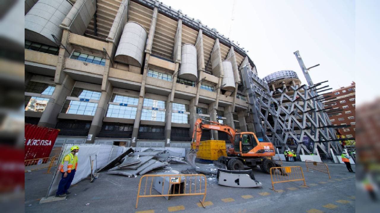 La obras en el Santiago Bernabéu continúan sin descanso durante la cuarentena. Destaca el desmontaje de la cubierta del estadio. En el fondo norte se ha desmontado toda la estructura metálica y se está desmontando sector a sector la cubierta rígida de la que ya prácticamente no queda nada.