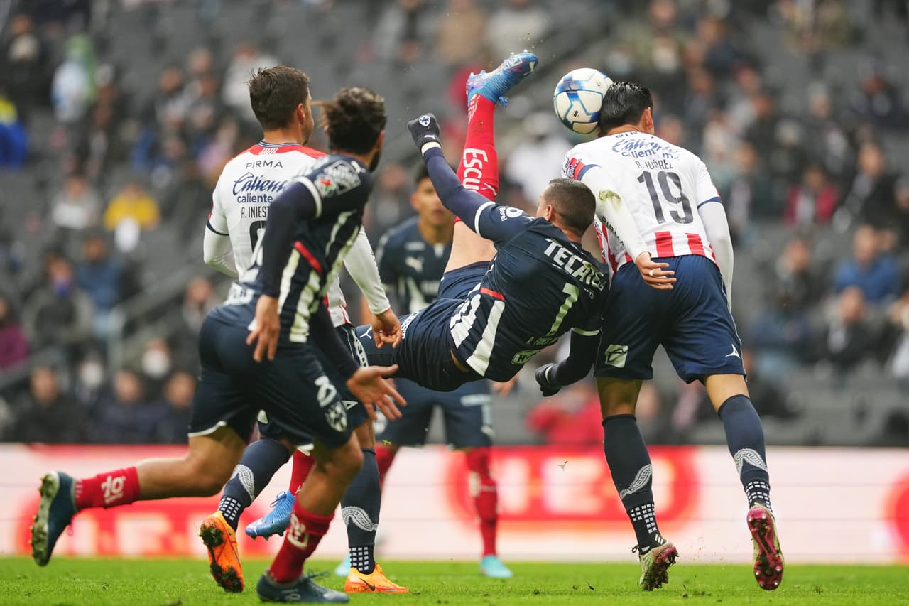 Monterrey controla el partido durante casi los 90 minutos, pero su delantera no es nada contundente y terminan cayendo 0-2 en el 'Giagnte de Acero'.