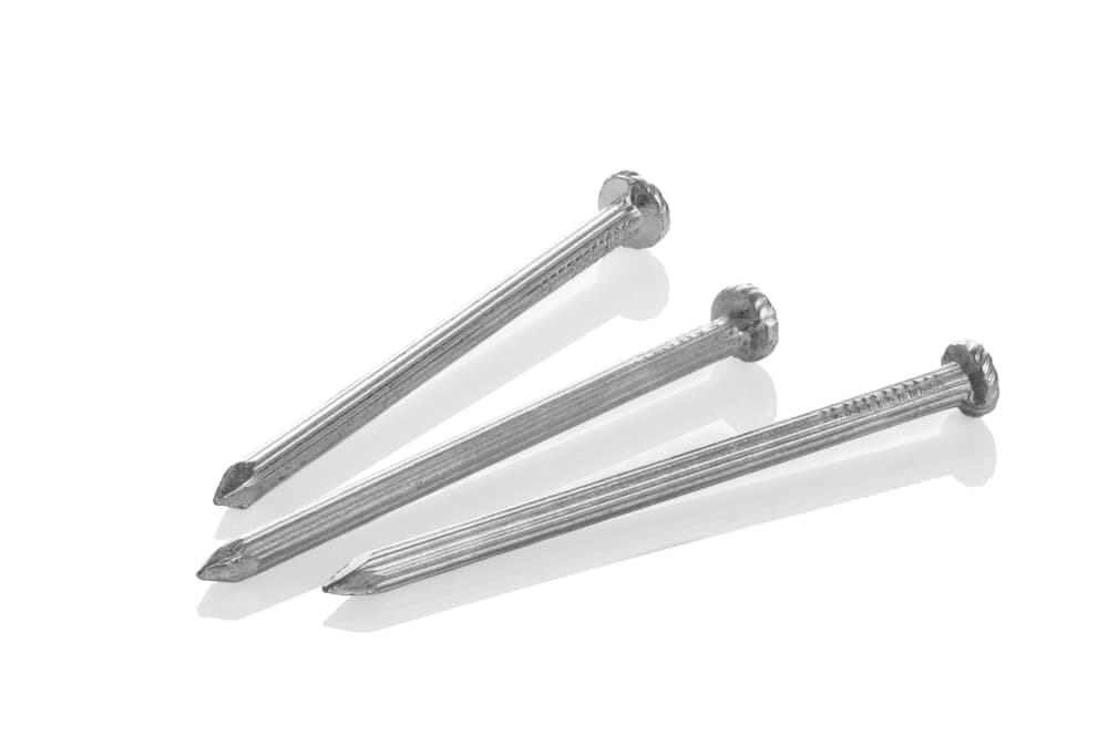 <b>Tres clavos de hierro</b>
<br>Estos son conocidos en el esoterismo porque energizan benéficamente el ambiente y también brindan protección. Por ejemplo, otra protección contra malas vibras o hechizos es colocar unos clavos de hierro en las suelas de tus botas o zapatos.