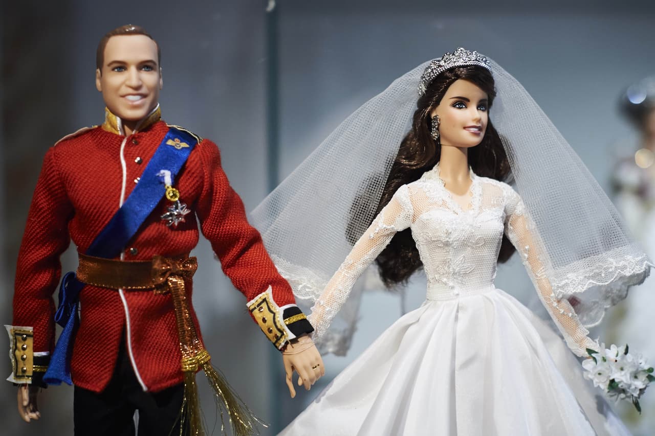 Gracias a la exhibición 'Barbie, beyond the doll' (2017) por la Fundación Canal de Madrid, las réplicas Barbie de los duques fueron mostradas al público; lamentablemente la del príncipe William lucía irreconocible.