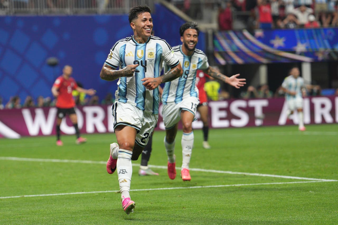 Enzo Fernández (24), de Argentina, celebra el tercer gol de su equipo durante el partido de octavos de final del Mundial entre Argentina y Egipto en Atlanta, el martes 7 de julio de 2026.