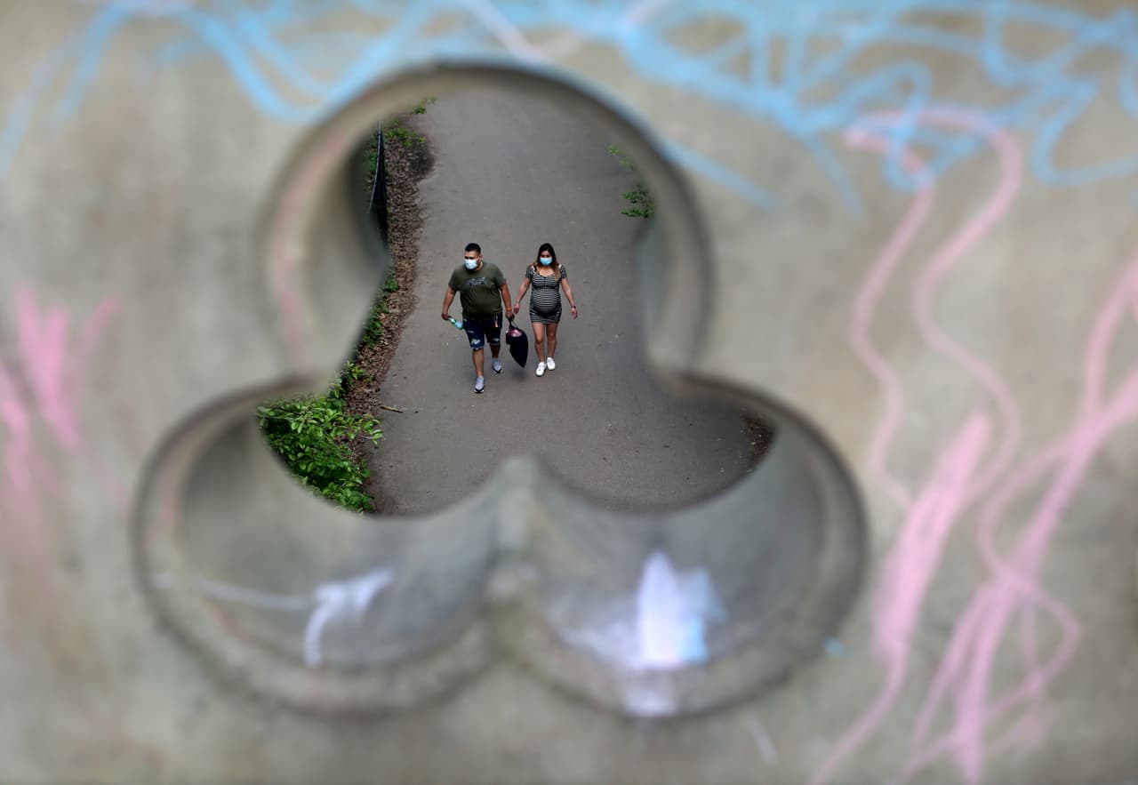 Los neoyorquinos disfrutan de un clima agradable durante el fin de semana y se congregaron en los parques. Las calles, senderos y explanadas de Prospect Park en Brooklyn se llenaron de residentes en medio de la crisis de salud pública que golpea al estado.
<br>