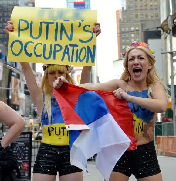 Varias mujeres activistas del grupo FEMEN de Ucrania llegaron a Times Square con mensajes de odio escritos en su cuerpo semi desnudo para protestar contra la intervención de Russia en ese país. 