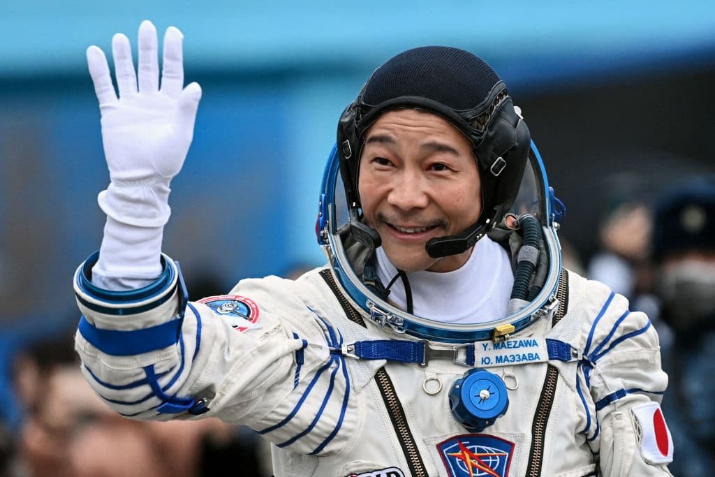 El excéntrico 
<b>Yusaku Maezawa, de 46 años y magnate de la moda en internet</b>, y su asistente Yozo Hirano, despegaron del cosmódromo de Baikonur, en Kazajistán, a las 7:38 GMT, tal y como estaba previsto, reportó la AFP.