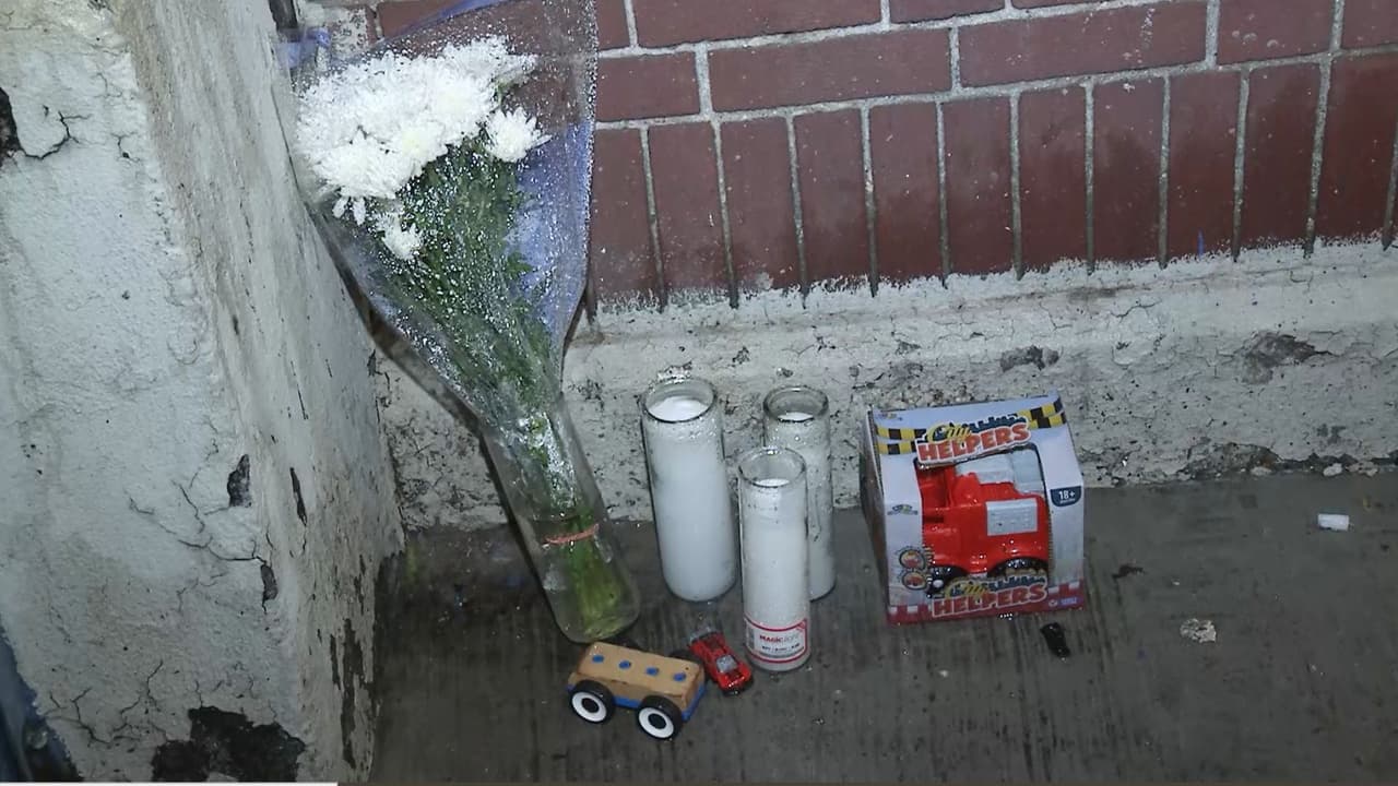 Este lunes, miembros de la comunidad recordaron con flores y velas al pequeño que perdió la vida.