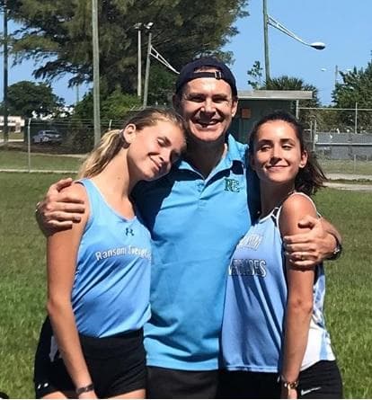 Nicole y Hannah se encuentran concentradas en su educación y actividades extracurriculares, por lo que Alan está todo el tiempo pendiente de sus necesidades y logros.
<br>