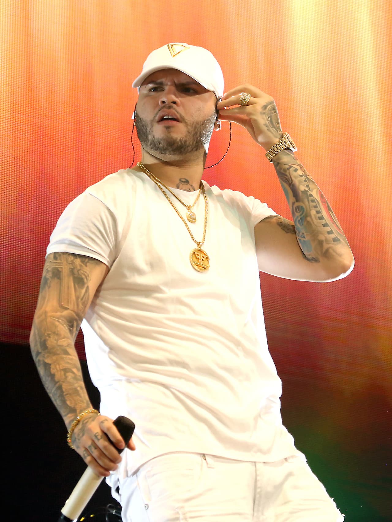 "S, así son ( la gente que lo busca). Prefiero ser el malo siempre, y que digan lo que quieran de mí. Si tu círculo no tiene visión de crecer igual que tú y no están dispuestos a sacrificarse para hechar para delante, te van a hundir con ellos. Hay que salirse y no tener miedo a empezar de cero. Total uno nació solo", fue parte del mensaje que le envió a sus 13 millones de seguidores.