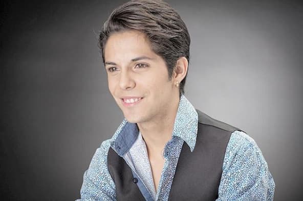 Al llegar a su adolescencia Alex siguió construyendo su carrera en la actuación.