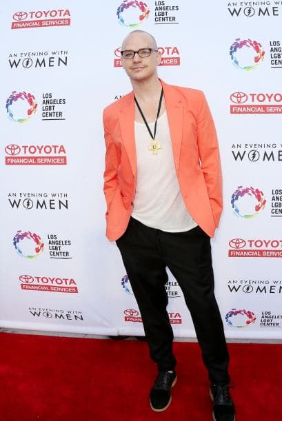 Esta tendencia no sólo la han adoptado las mujeres, también los hombres lucen prendas en este color y lo hacen muy bien.