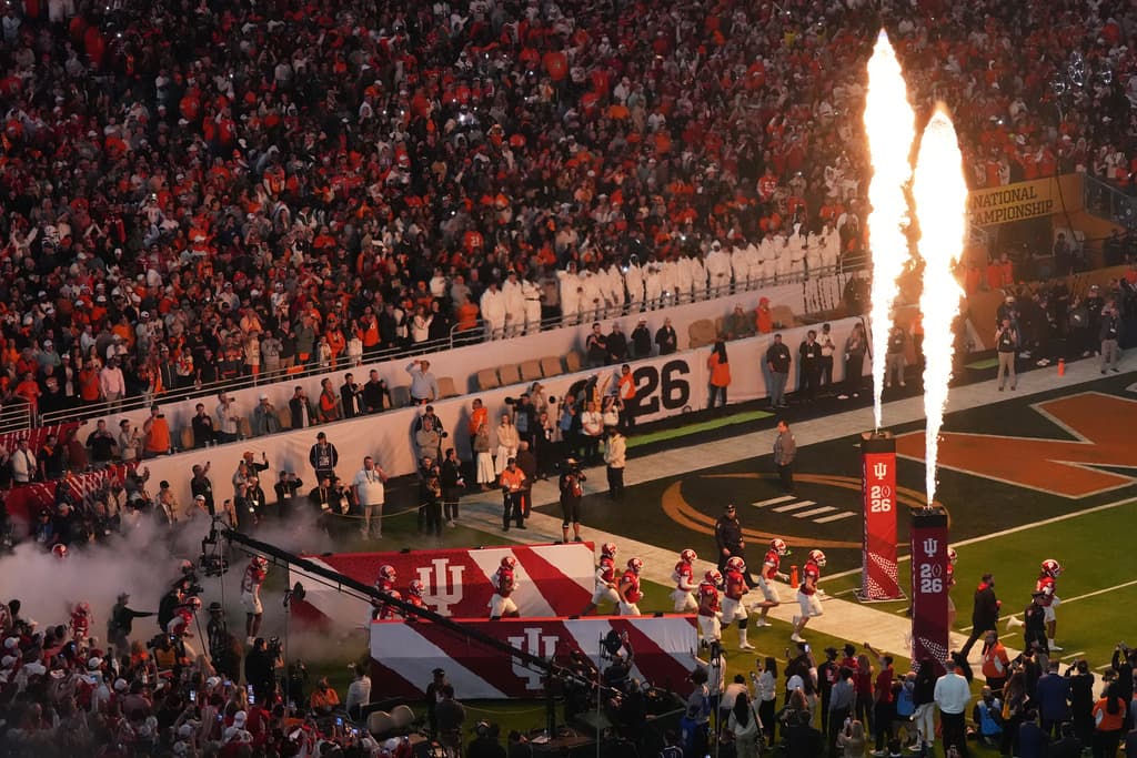 Así fue la salida de los Indiana Hoosiers al terreno de Hard Rock en Miami Gardens.