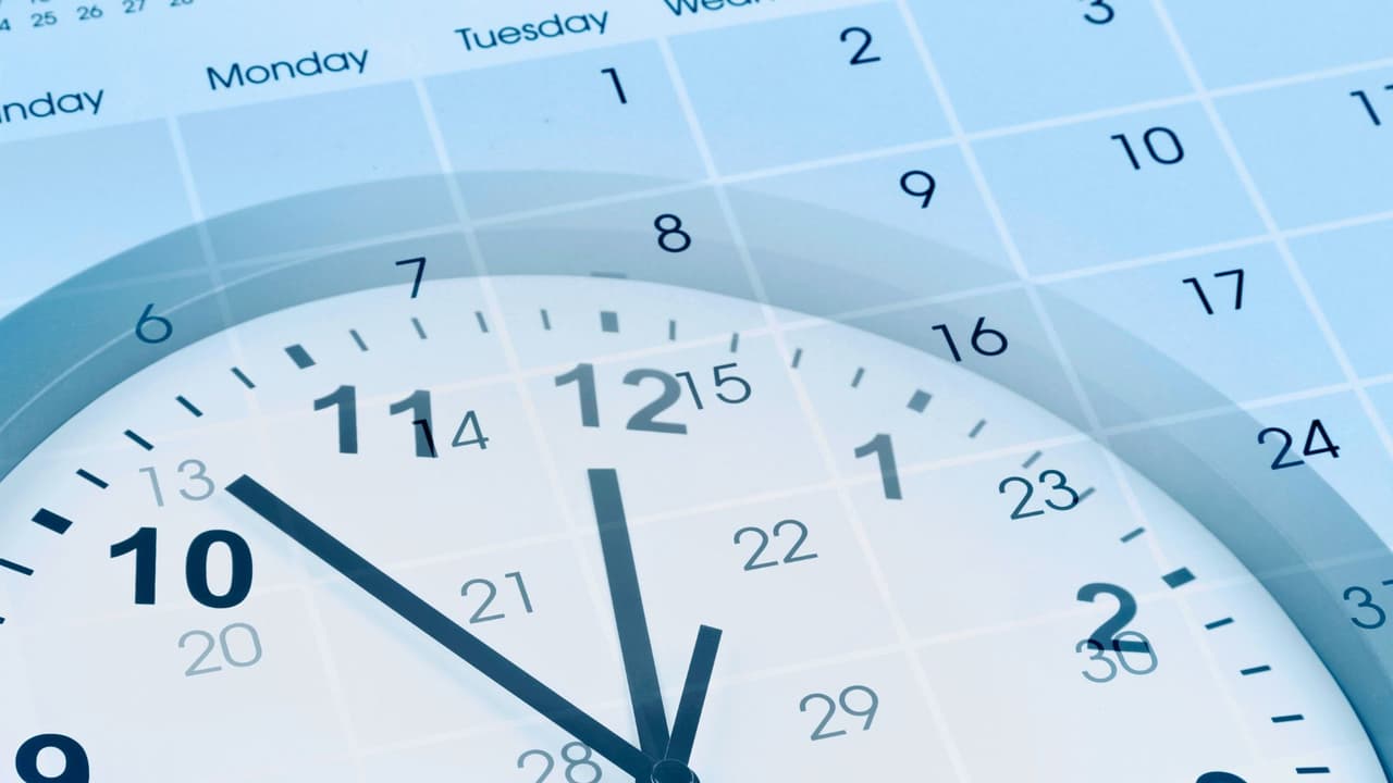 <h3 class="cms-H3-H3">La fecha que usan los meteorólogos ❄️</h3> El invierno meteorológico comienza antes, para 
<a href="https://www.weather.gov/fsd/espanol" target="_blank">el Servicio Meteorológico Nacional</a>, 
<b>la estación va del 1 de diciembre al 28 de febrero. </b>
<br>Dividen el año por meses completos
<b> para comparar temperaturas y estudiar patrones.</b> 
<br>Por eso muchos reportes hablan de “inicio de invierno” desde el primer día de diciembre. 
<br>
<b>👉🏻 Las dos fechas conviven: </b>Una es científica, la otra es práctica, ambas sirven para explicar por qué diciembre siempre arranca con cambios de luz y de temperatura en Texas.