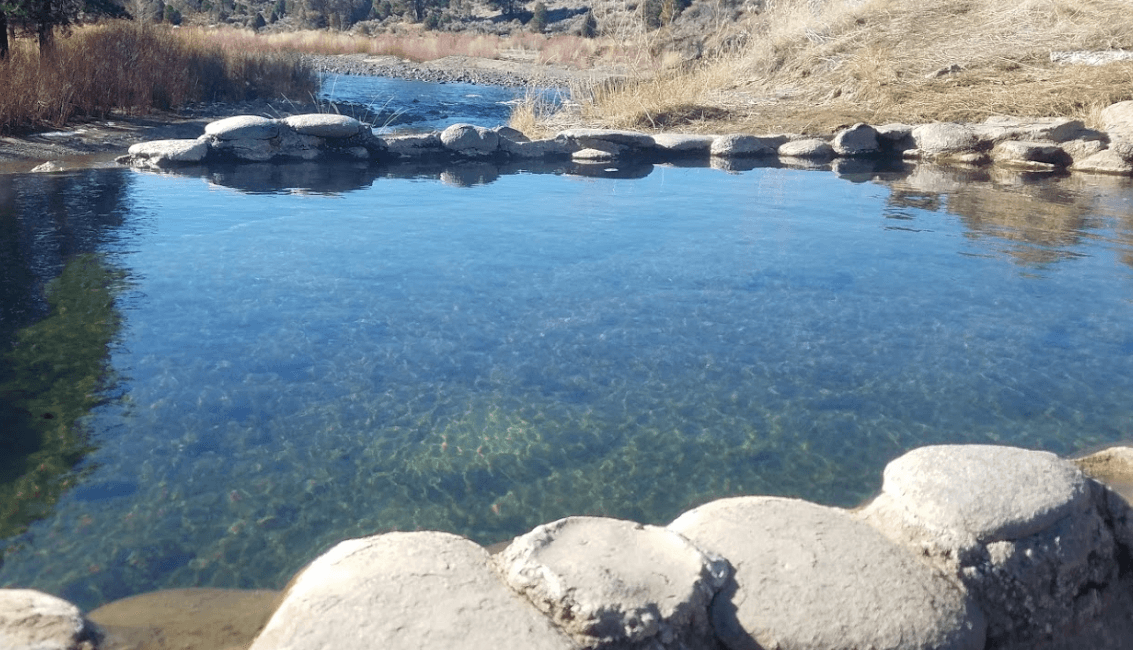 <b><a href="https://goo.gl/maps/PAvvZxeKKbmahHWQ8" target="_blank">East Fork Carson River Hot Springs</a> </b>tiene dos pozones con agua caliente y están abiertas todo el año. La temperatura promedio de estas termas es de 103ºF, las que también ofrecen una aventura entre senderos y rocas para acceder a ellas.
<br>
<b>Localizadas justo en el límite entre California y Nevada, debes tomar la carretera 99 hacia el norte, luego el 50 y después el 89 hasta llegar a Markleeville</b>.