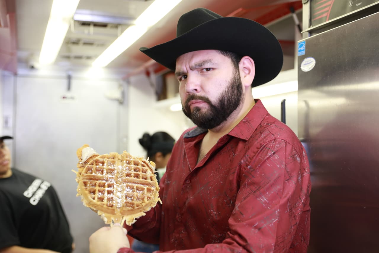 Y
<b>El Tambochi</b> no dejó pasar la oportunidad de probar las diferentes comidas de la feria.