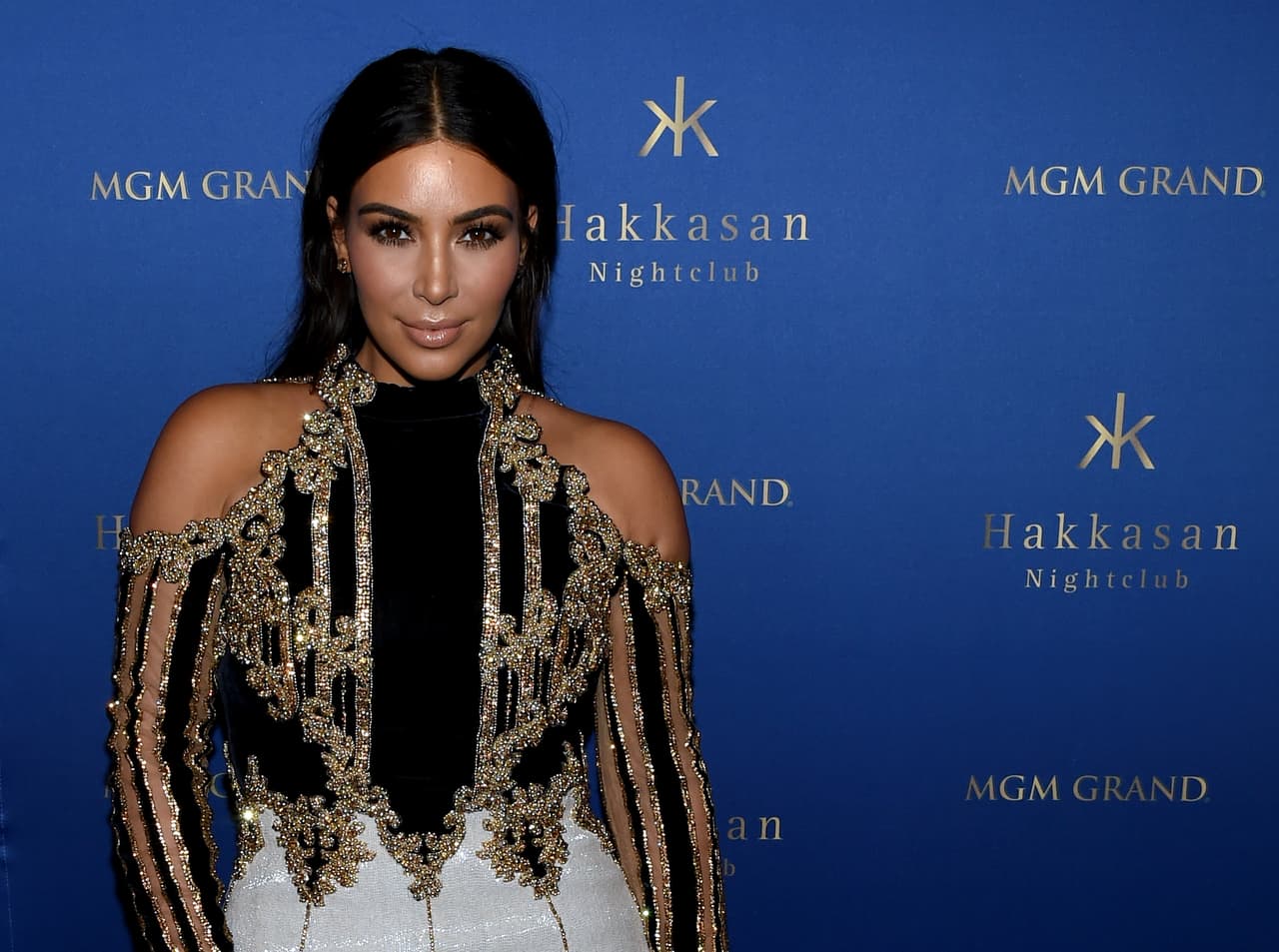 Los hombros son las nueva obsesión de los diseñadores. Inocentes, sutiles, muy femeninos, las blusas off-shoulders o las que tienen grandes aberturas como esta de Kim Kardashian prometen sobrevivir al verano y permanecer durante el otoño.