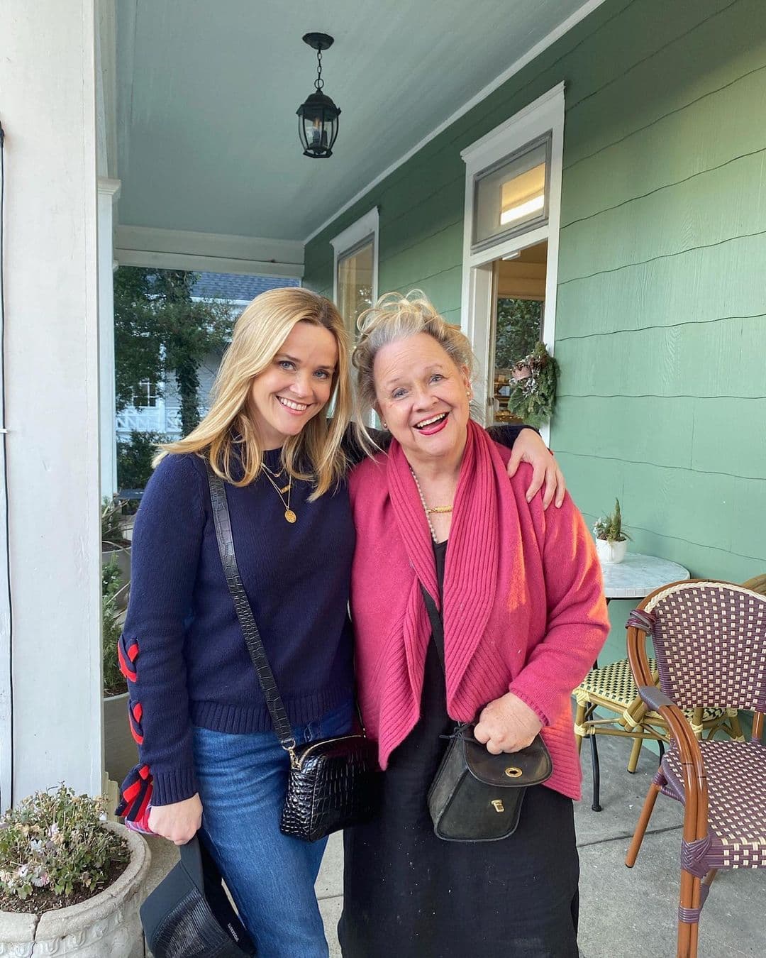 Reese Witherspoon compartió una foto con su mamá.