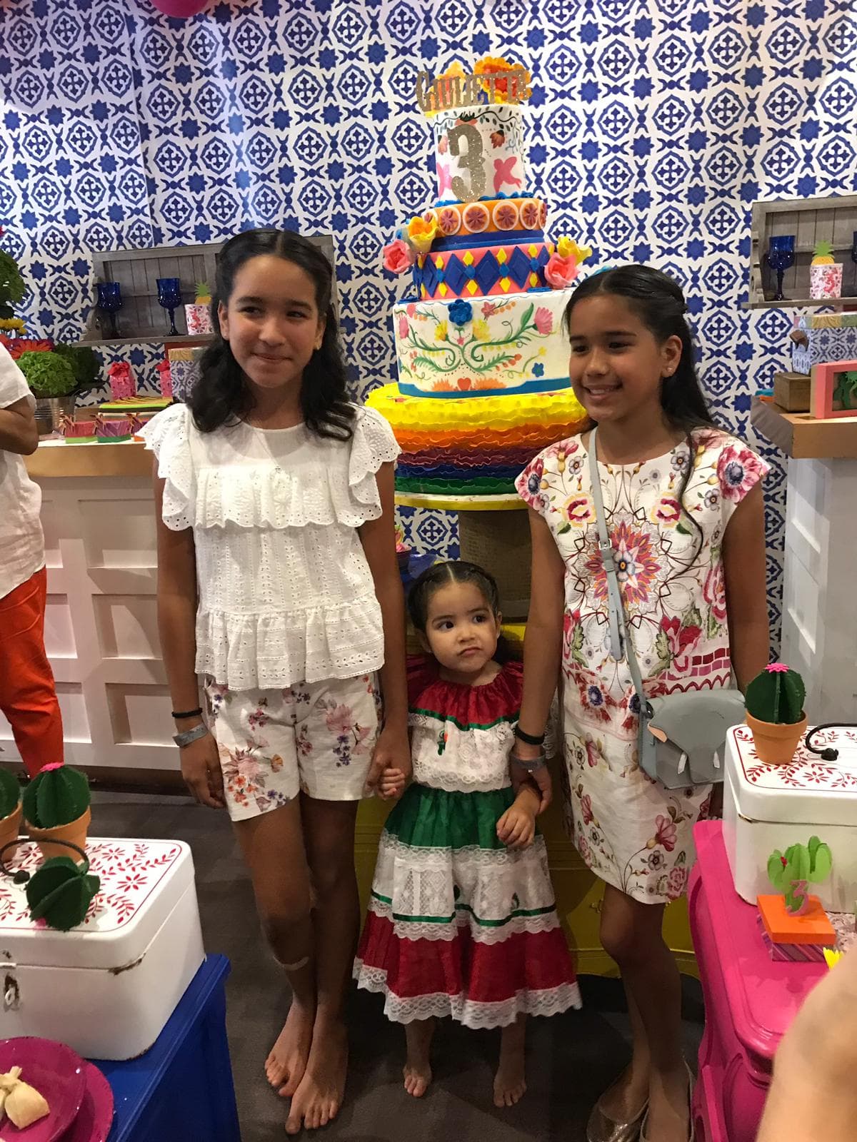 Las hijas de Karla Martínez estaban felices posando con su primita.
