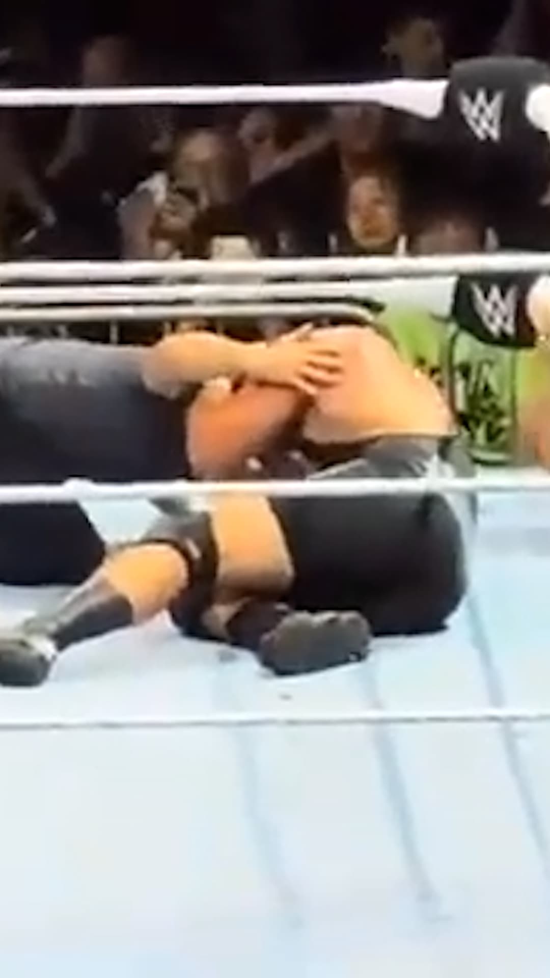 Luchador de la WWE sufre caída sobre el cuello durante un evento en Hawái