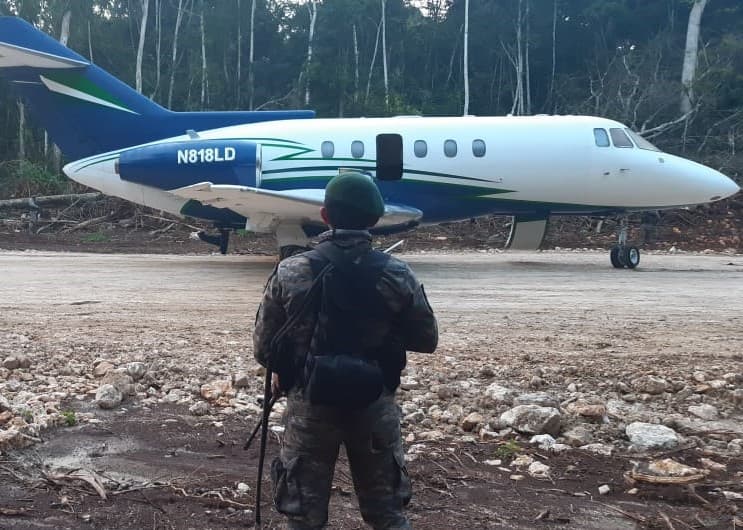 El jet que aparece en esta foto es uno de los cinco decomisados por el gobierno de Guatemala en 2019 y que están ligados a la empresa texana AGC, según una acusación de la Fiscalía de EEUU.