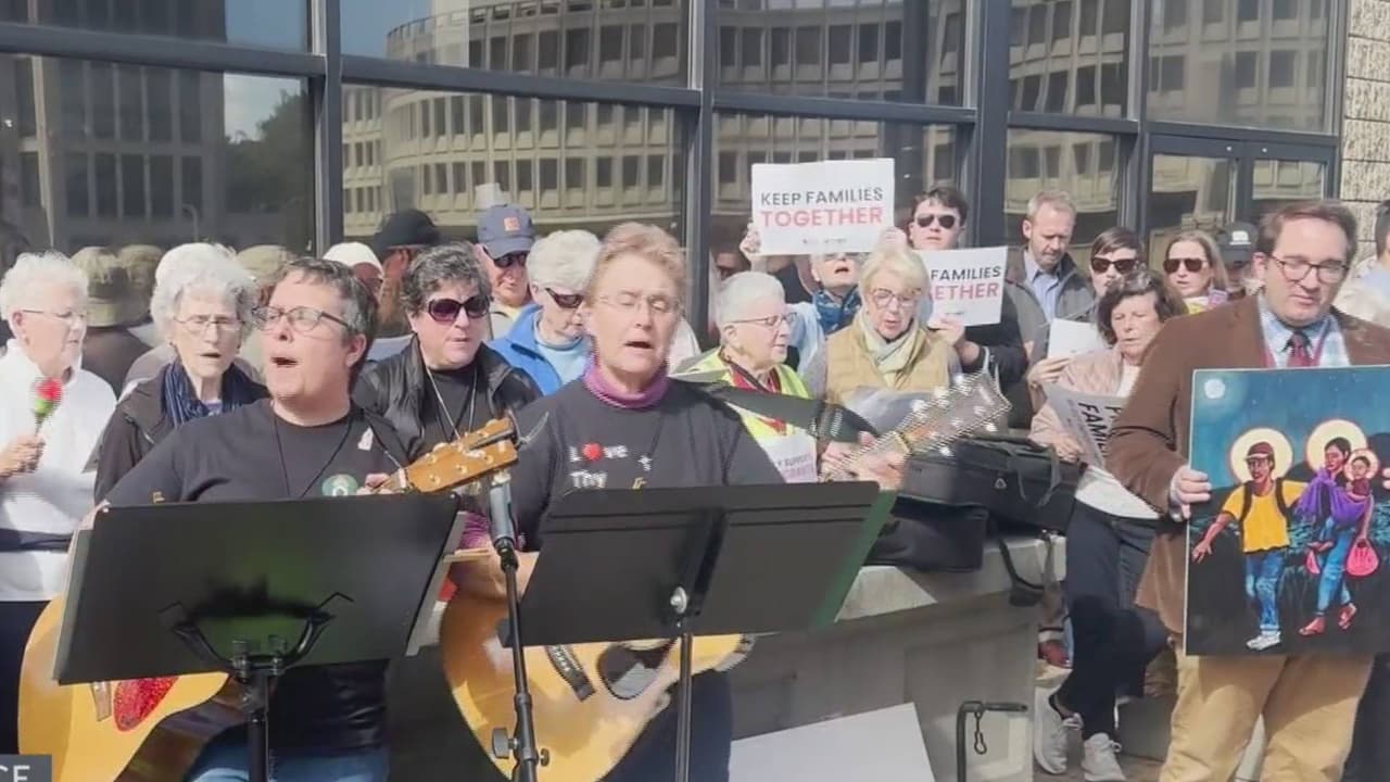 Católicos en Filadelfia protestan para exigir trato digno a los inmigrantes: “Estamos con ustedes”