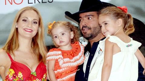 Con el paso de los años Pablo Montero ha sentado cabeza y se encuentra casado desde 2011 con Carolina Van Wielink, con quien tiene dos hijas: Carolina y Daniela.