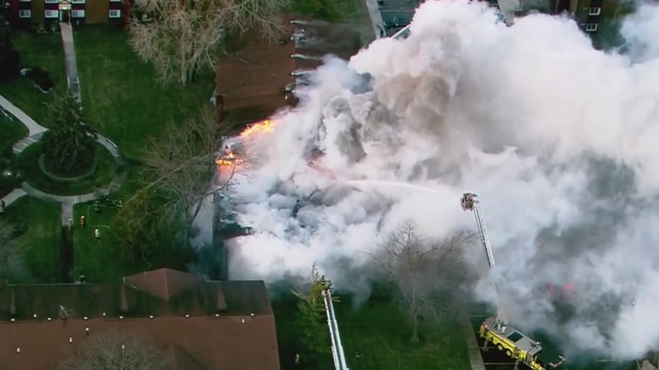 24 apartamentos destruidos en un voraz incendio en Highland, Indiana 