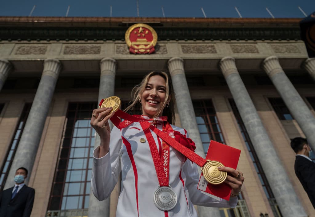 <b>Eileen Gu, esquiadora estadounidense:</b> en los recientes Juegos Olímpicos de Invierno celebrados en Pekín, Gu se convirtió en la primera atleta en obtener una medalla en tres disciplinas de esquí de estilo libre en un solo juego. Pero las medallas fueron para China, ya que desde los 15 años Eileen Gu decidió que, aunque nació y se crió en Estados Unidos, competiría por la tierra natal de su madre, lo cual ha generado un debate geopolítico. Pero a la vez, esa decisión la convirtió en portavoz comercial de marcas globales que hacen negocios en China, como Tiffany & Co., Victoria's Secret, Louis Vuitton o Estée Lauder. Según Bloomberg, los analistas estiman que sus patrocinios valen entre 10 y 30 millones de dólares.
