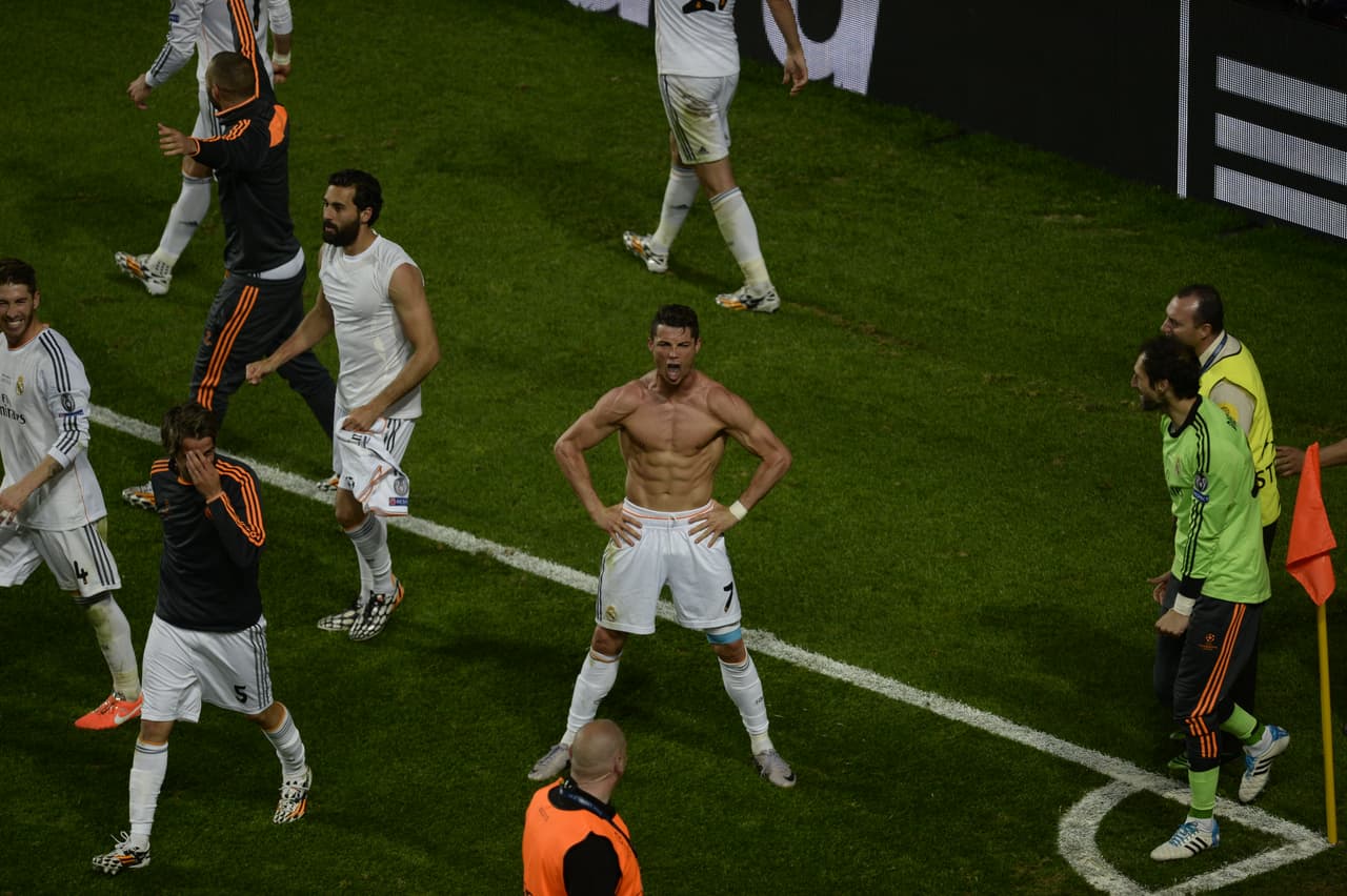 <b>‘El Comandante’</b>
<br>- Cristiano Ronaldo obtuvo su primera Champions con el Madrid, segunda en su trayectoria como futbolista y, además, cerró la cuenta con su gol al 120’, es decir, cuando agonizaba el segundo tiempo extra, el futbolista nacido en la ciudad de Madeira, celebró de manera eufórica su anotación en Lisboa.