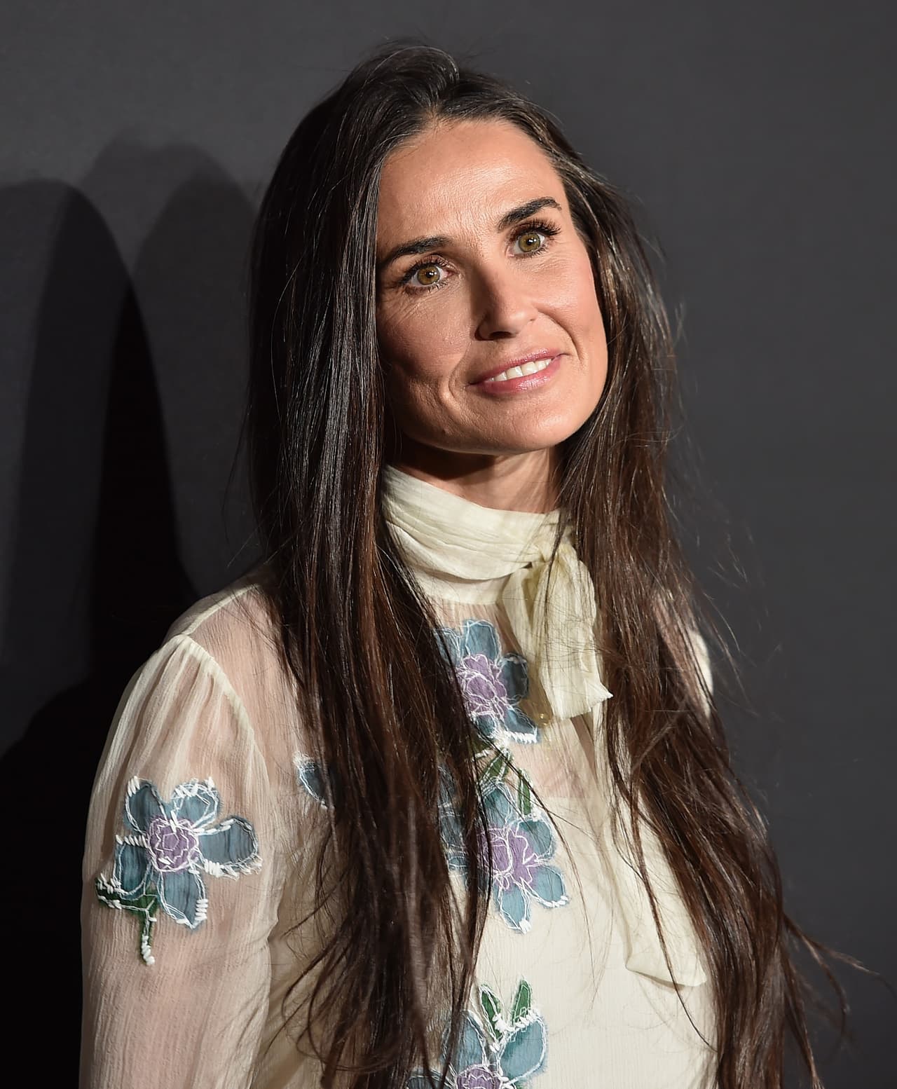 Entonces, el padrastro de Demi Moore optó por suidicarse y este hecho marcó la vida de la talentosa actriz.