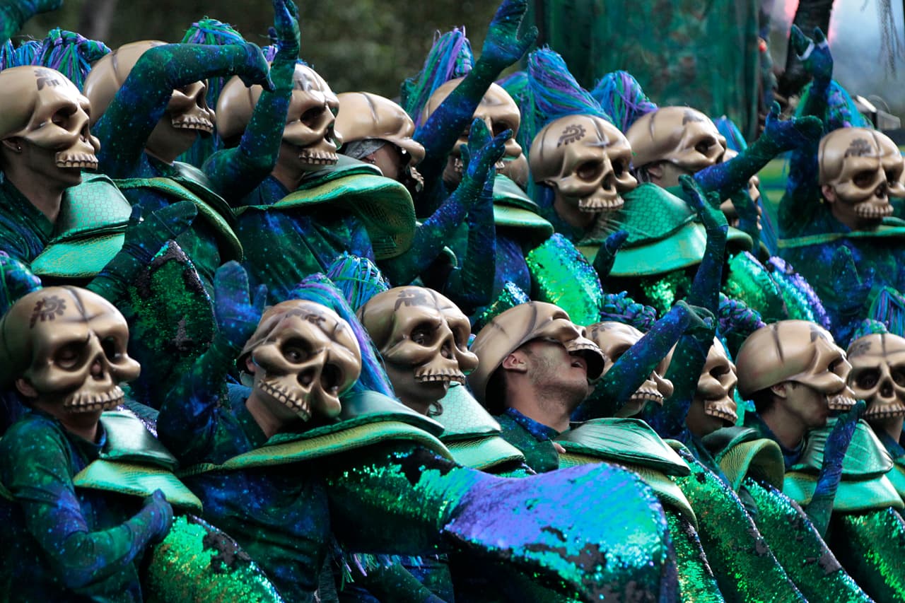 La capital mexicana comenzó el sábado la conmemoración del Día de Muertos con un multitudinario desfile y una ofrenda en el Zócalo en honor a los migrantes que han fallecido en el camino.