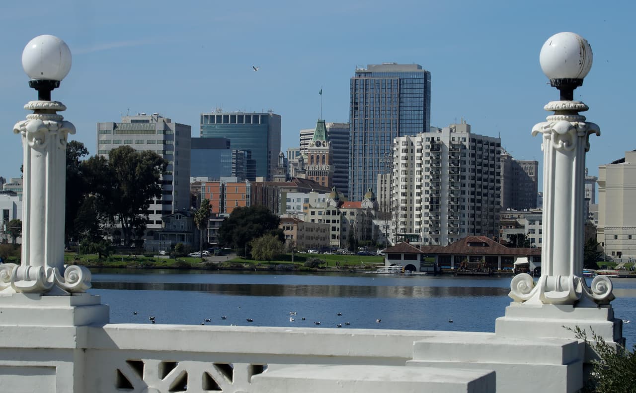 8.- 
<b>Oakland, California</b>: La ciudad enfrenta importantes desafíos en materia de seguridad, ubicándose en la parte baja del ranking con una puntuación total de 39.42. Su resultado más desfavorable aparece en seguridad del hogar y la comunidad, donde ocupa el puesto 176, mientras que en riesgo de desastres naturales se coloca en el 137 y en seguridad financiera alcanza la posición 113. Aunque esta última dimensión presenta un desempeño relativamente menos crítico, el conjunto de indicadores refleja una ciudad expuesta a diversas condiciones de vulnerabilidad.