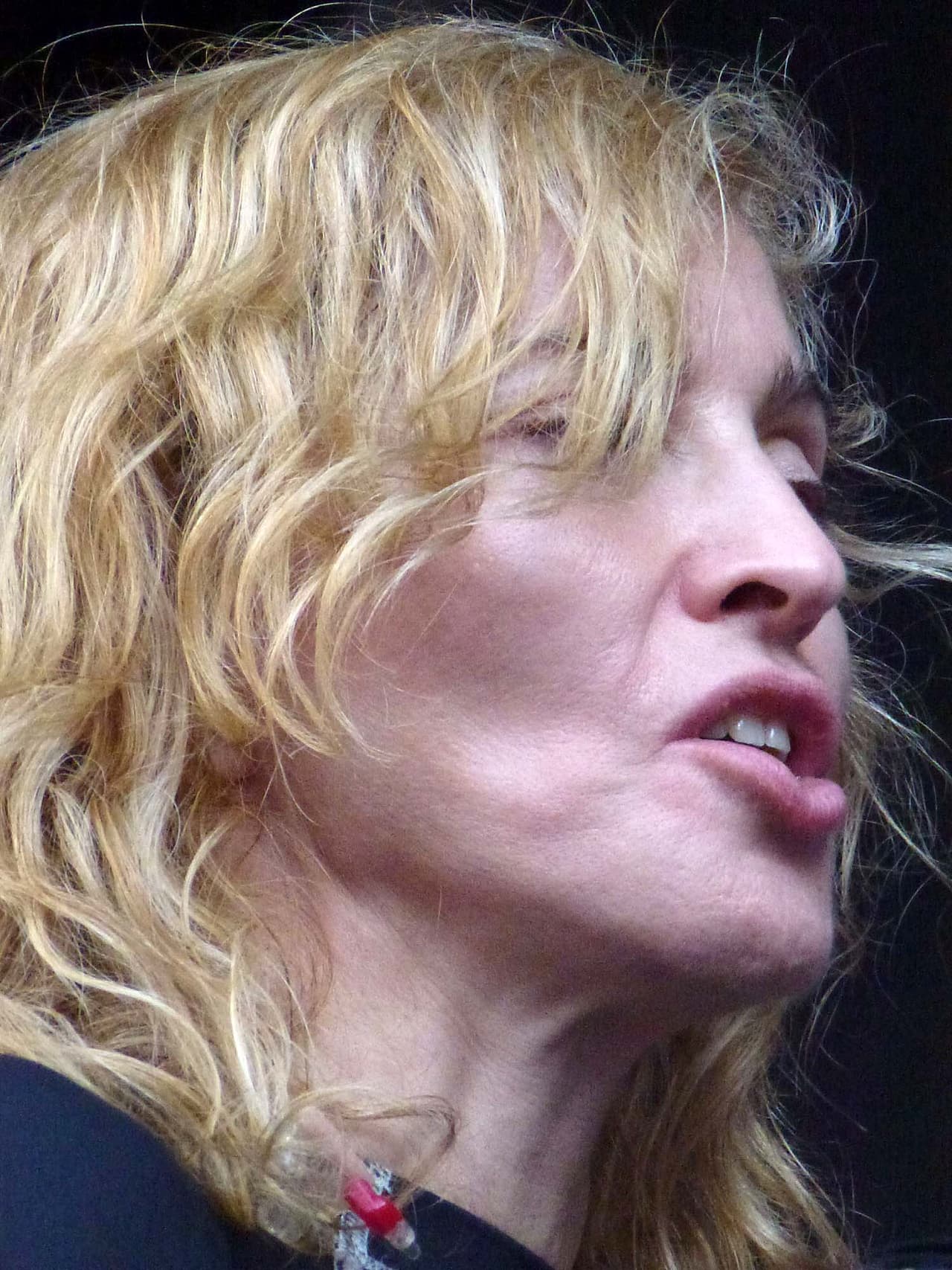 Su cara ya no refleja el vigor de sus veinte o sus treinta.