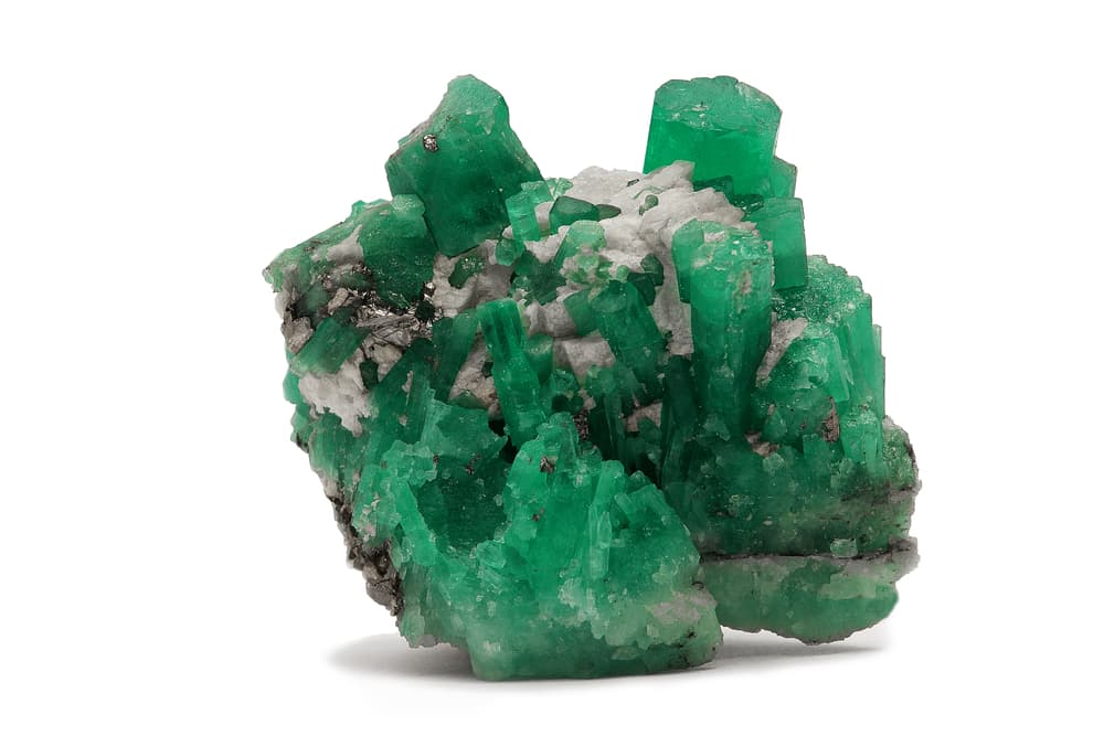 Por ejemplo, existe un mito sobre el Arcángel Luciel, quien llevaba una esmeralda en su corona antes de caer al mundo y ser Lucifer. La gema tenía toda la sabiduría del bien y del mal y cuando cayó con él, se perdió en la Tierra, desbordando por todos lados los grandes misterios del ocultismo e iniciando una búsqueda eterna por ella.