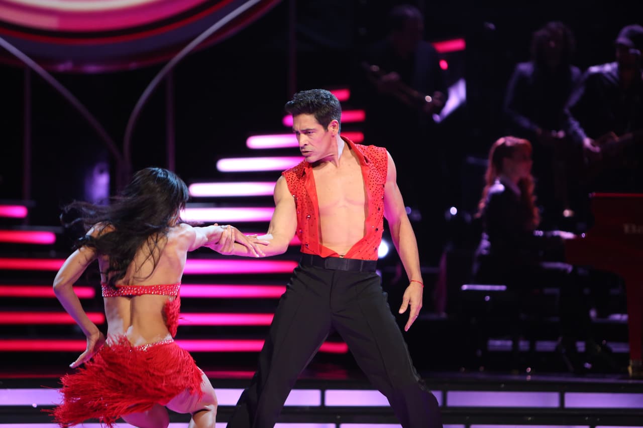 Johnny Lozada también aprovechó alunos de los ritmos para mostrar su físico. El ex menudo sigue cautivando a las señoras en casa.