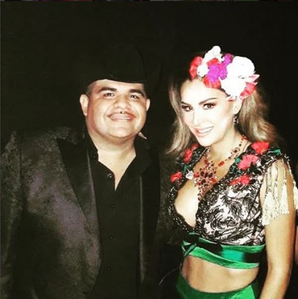 @ninelconde: "Un placer compartir escenario contigo @yochuylizarraga #fiestamexicana".