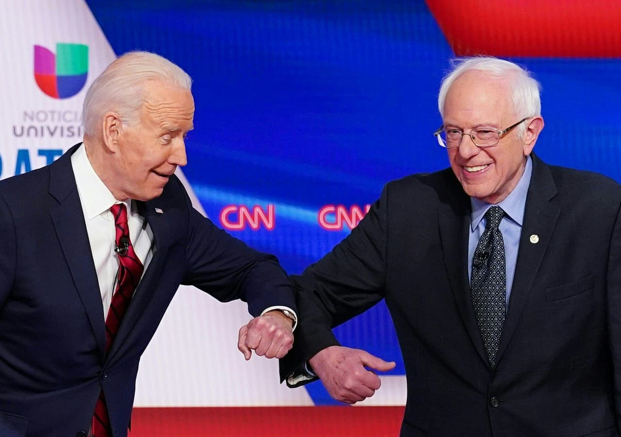 <b>Marzo 15. El saludo entre Biden y Sanders.</b> El debate presidencial demócrata organizado por Univisión Noticias y CNN fue trasladado de Arizona a Washington, por medidas de seguridad contra el coronavirus. La pandemia fue uno de los temas principales de la noche.