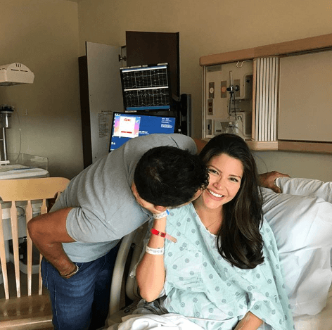 Un poco más tarde, Ana Patricia mostró estas fotos ya desde el hospital. Sonriente y con su esposo llenándola de besos. Ella contó que aún seguían esperando.