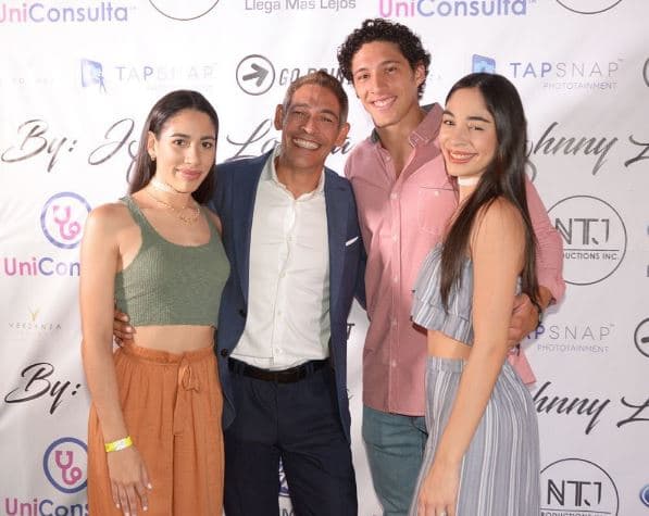 Johnny Lozada mantiene una cercana relación con sus hijos (en la foto). El también cantante mide 5' 10''/ 1.78 cm, mientras que su hijo Felipe, mide alrededor de 6' 1''/ 1.85 m.