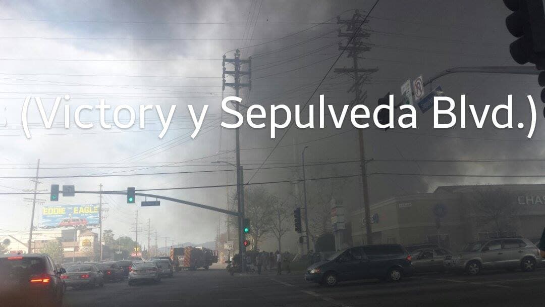 Foto de incendio que se registró en Van Nuys.