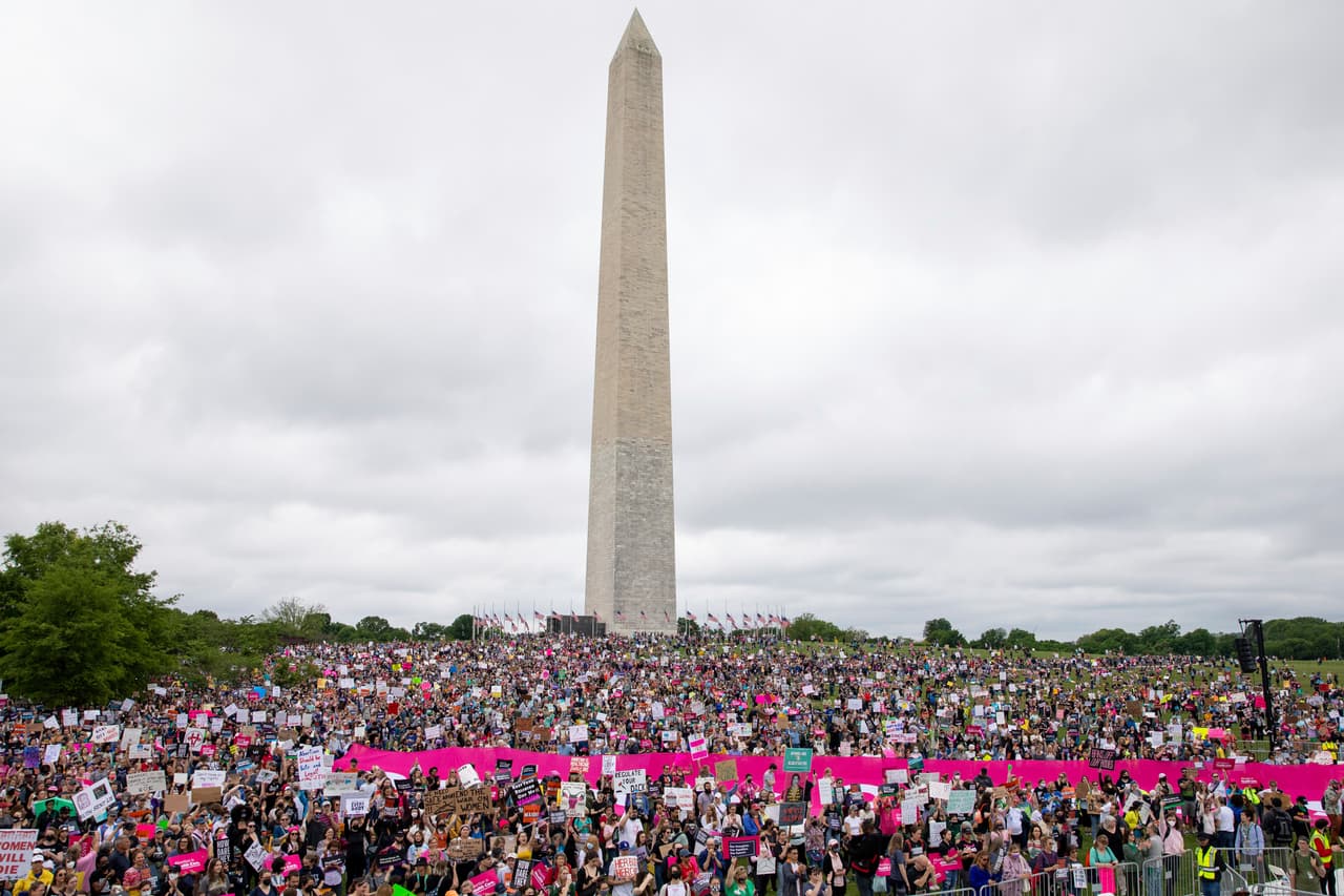 Decenas de personas también se reunieron en el National Mall, en Washington DC.