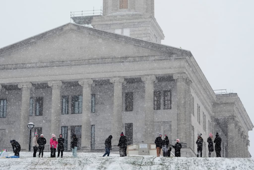 Los trineos esperan su turno para bajar la colina del Capitolio estatal durante una tormenta invernal el sábado 24 de enero de 2026 en Nashville, Tennessee.
