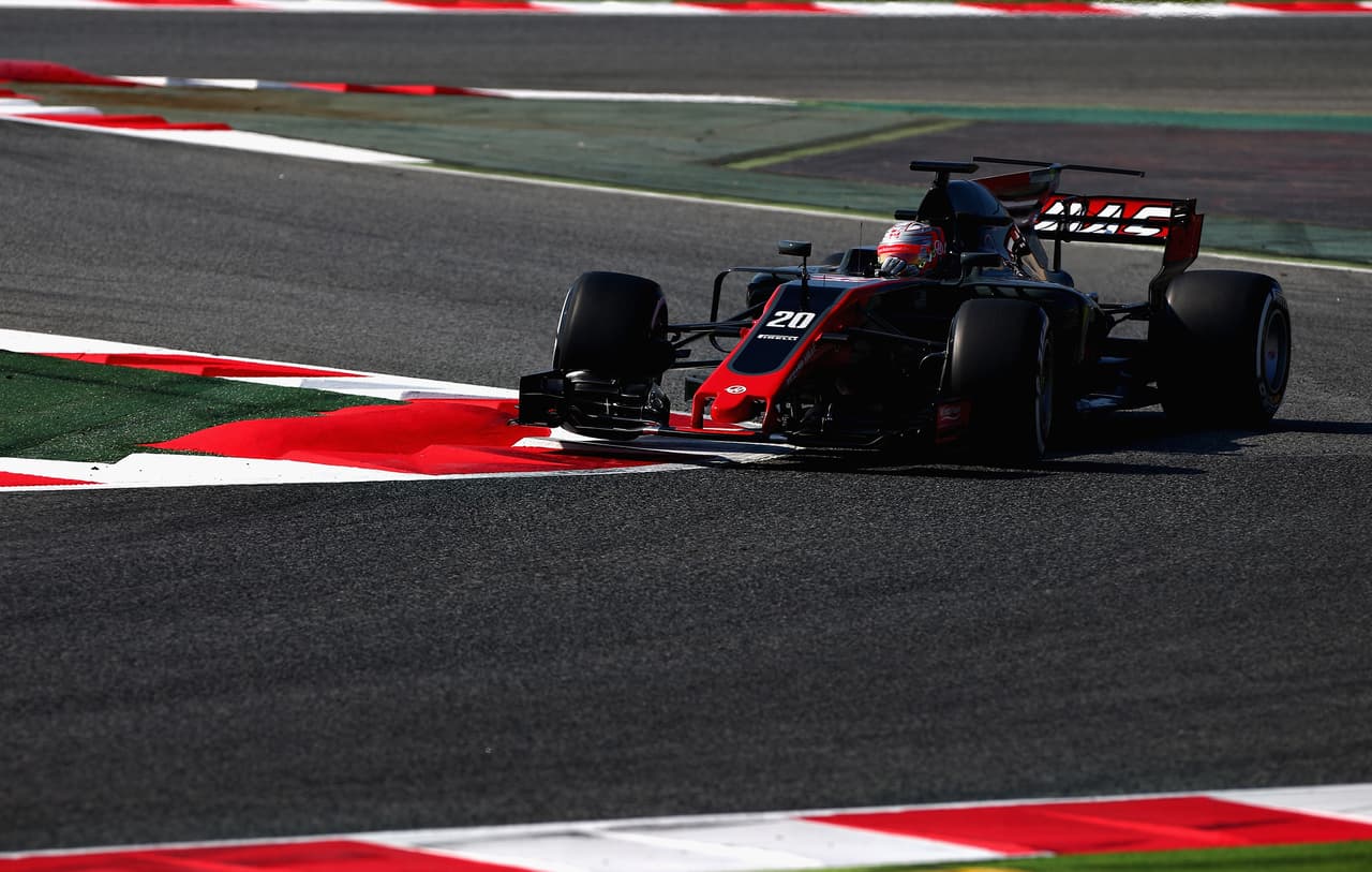 La decoración exterior del VF17 no varió con respecto al modelo de 2016, manteniendo la base en gris (algo más oscuro) y negro, con detalles en rojo en la nariz y los alerones, con la gran leyenda 'Haas' en el alerón trasero y los laterales, y la bandera estadounidense próxima al habitáculo.