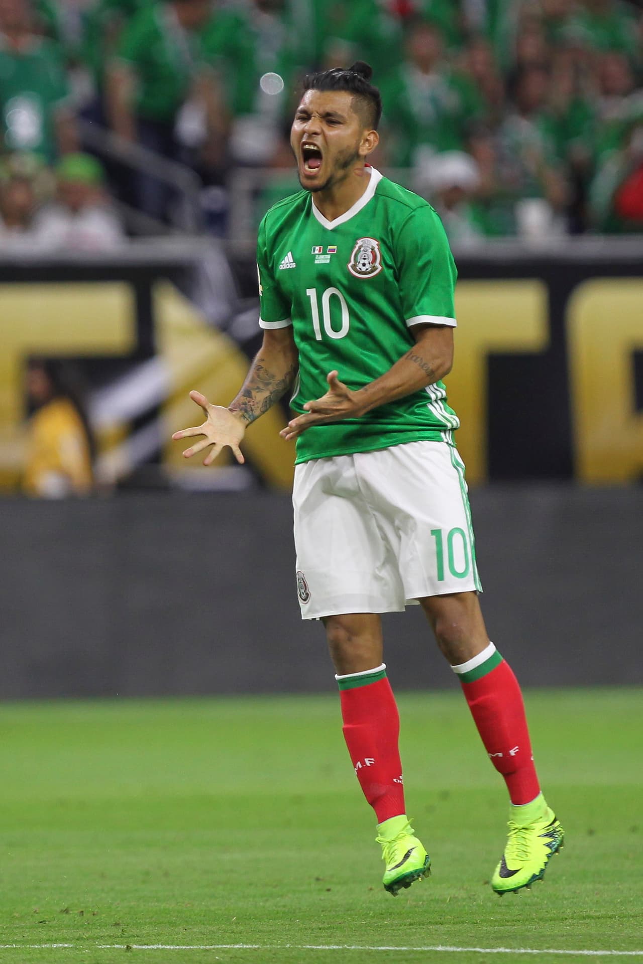 HOUSTON, TEXAS - JUNE 13: Jesus Manuel Corona of Mexico reacts during a group C match between Mexico and Venezuela at NRG Stadium as part of Copa America Centenario US 2016 on June 13, 2016 in Houston, Texas, US. (Photo by Omar Vega/LatinContent/Getty Images)