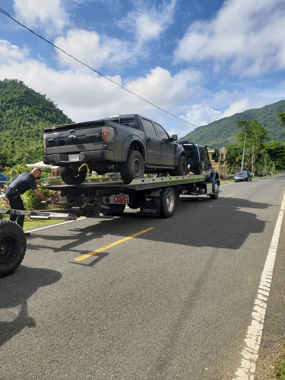 Como parte del proceso investigativo las autoridades ocuparon tres vehículos de motor.