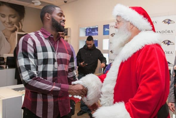 Hasta con el jugador Torrey Smith de los cuervos de Baltimore se le vio. También le gusta el deporte.